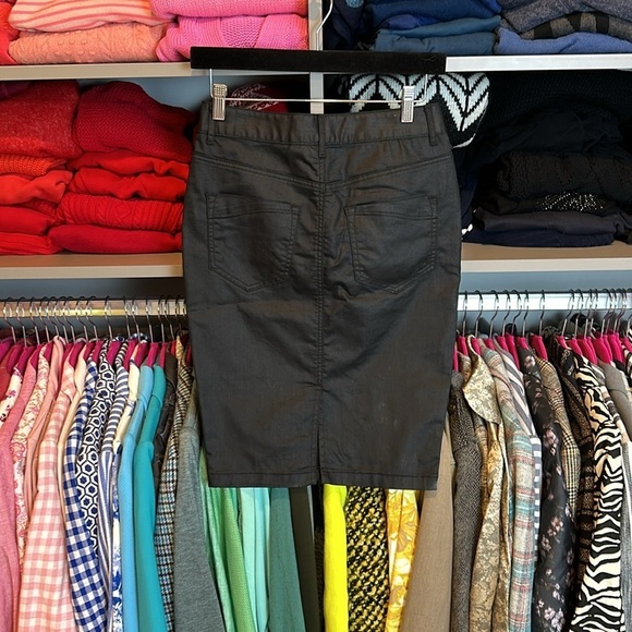 Express black skirt with gold zippers size 2 - Picture 3 of 3